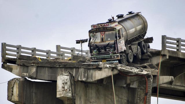 Rescue operation to retrieve a truck underway at the site of the Gambhira bridge collapse in Anand on Aug. 5 (PTI)