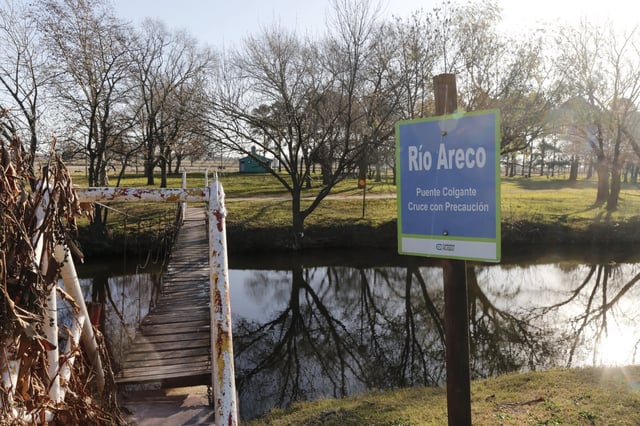 Alarma en Carmen de Areco por un misterioso flujo de sangre en el río