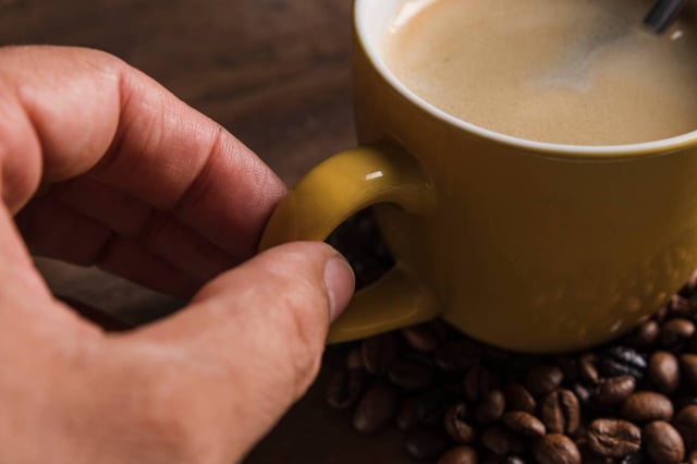 La cafeína no aporta energía real, sino que bloquea la adenosina, la sustancia que avisa al cerebro que es hora de descansar, explica la biomédica Sandra Ortonobes. (Freepik)