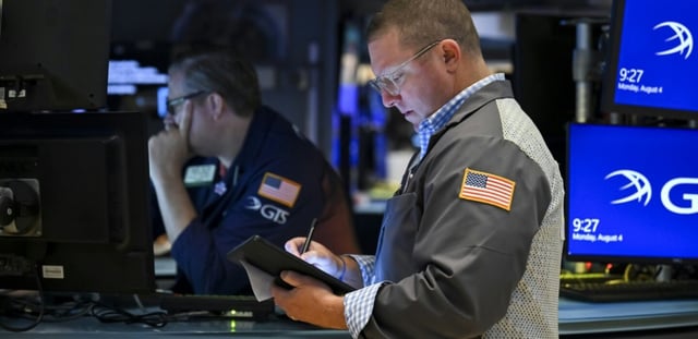 Des opérateurs à la Bourse de New York, le 4 août 2025