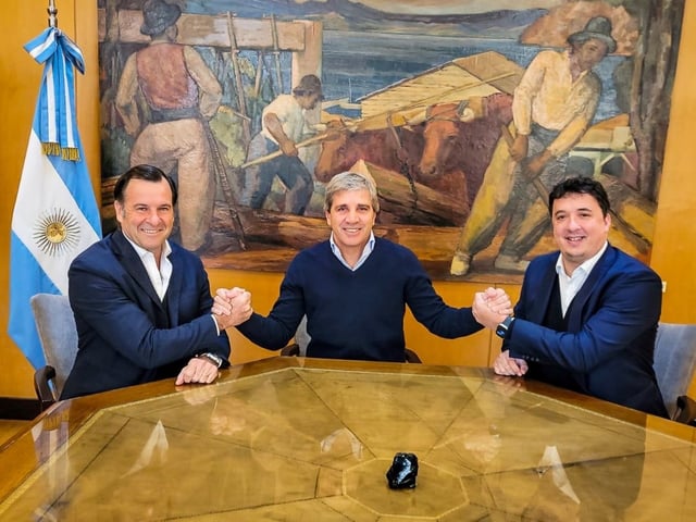 Luis Caputo publicó una foto con Marcos Ayerra y Esteban Marzorati, que dejarán sus puestos.