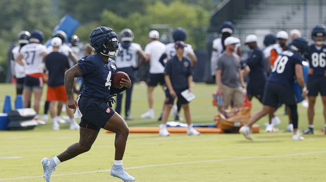 Jul 24, 2025; Lake Forest, IL, USA; Chicago Bears running back D&#39;Andre Swift (4) runs with the ball during training camp at Halas Hall. Mandatory Credit: Kamil Krzaczynski-Imagn Images