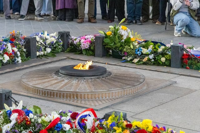 La flamme du Soldat inconnu sous l'Arc de triomphe à Paris, le 27 avril 2025.