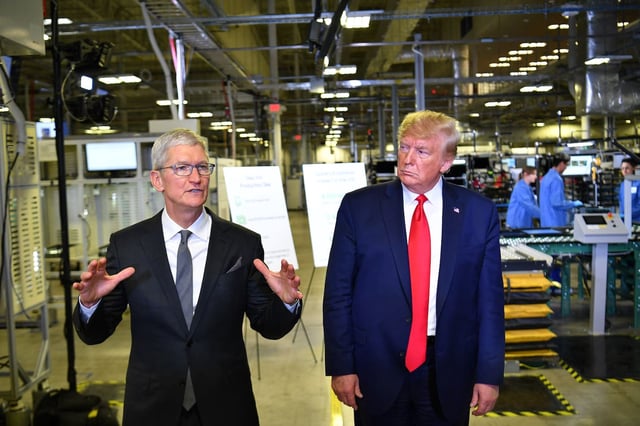 Le président américain Donald Trump (à droite) et le PDG d'Apple Tim Cook dans une usine Apple à Austin, en novembre 2019.