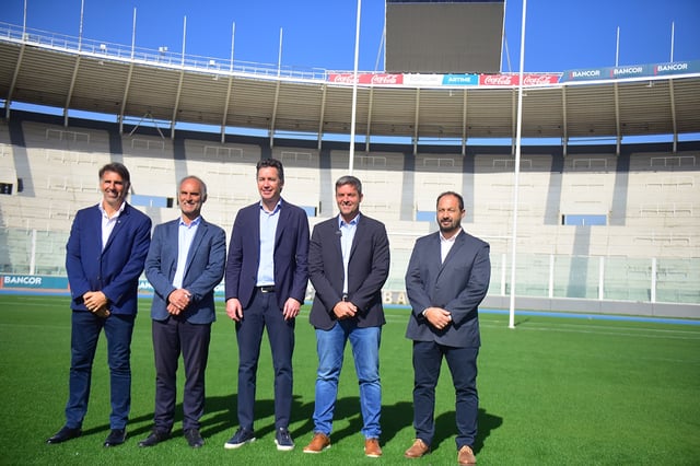 De izquierda a derecha: Rodrigo Escribano, Félix Páez Molina, Manuel Calvo, Agustín Calleri y Fernando Pérez, en el campo de juego del Estadio kempes. (José Gabriel Hernández / La Voz)