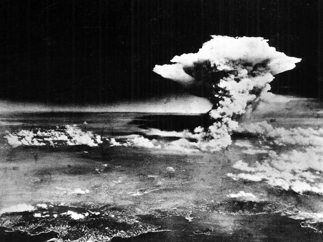 Una foto proporcionada por el Ejército de EE. UU. muestra la nube de hongo elevándose sobre Hiroshima, Japón, después del primer uso de la bomba atómica el 6 de agosto de 1945. (Ejército de EE. UU. vía The New York Times)