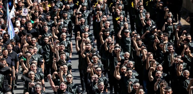 Des partisans chiites libanais du Hezbollah participent à une cérémonie au plus fort de l'Achoura, une période de 10 jours commémorant le meurtre au septième siècle du petit-fils du prophète Mahomet, l'imam Hussein, dans la banlieue sud de Beyrouth, le 6 juillet 2025