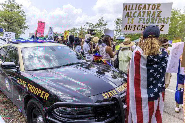 Activista compara el macrocentro de detención en el sur de Florida con Auschwitz