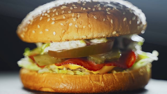 Wegen metallischen Fremdkörpern sollten Kunden die Burger Buns nicht mehr essen.