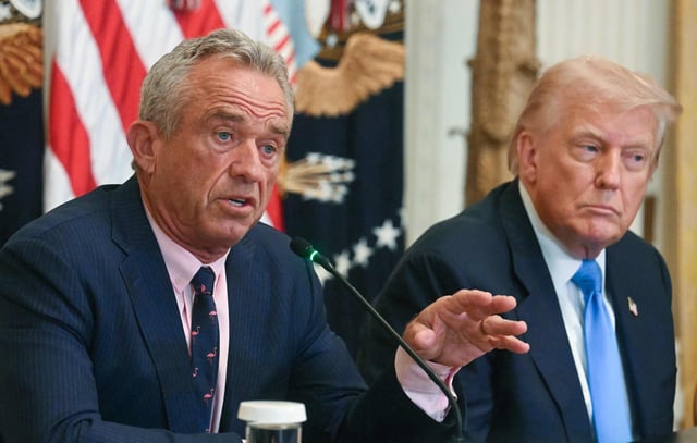El presidente de Estados Unidos, Donald Trump, escucha al secretario de Salud y Servicios Humanos, Robert F. Kennedy Jr.