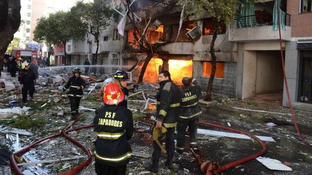 La imagen recuerda el tremendo trabajo de bomberos y rescatistas para terminar con el fuego y rescatar a las víctimas. 