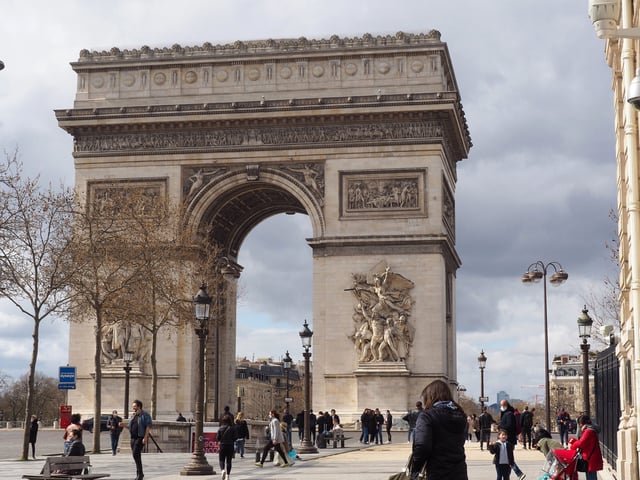 In Frankreich zündete sich ein Mann eine Zigarette an der ewigen Flamme eines Kriegsdenkmals an – nun drohen ihm Konsequenzen.