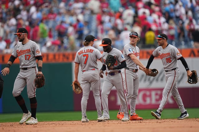 Miembros de los Orioles de Baltimore celebran después de ganar un partido de béisbol contra los Filis de Filadelfia, el miércoles 6 de agosto de 2025, en Filadelfia. (AP Photo/Matt Rourke)