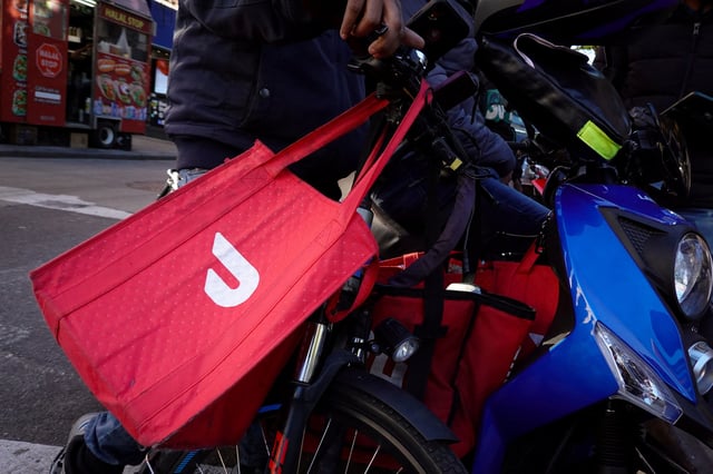 A Doordash delivery bag is seen in Brooklyn, New York City, U.S., May 9, 2022. REUTERS/Andrew Kelly/File Photo
