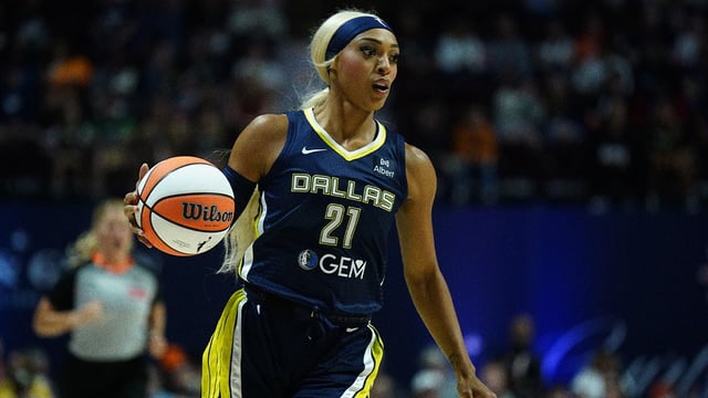 May 27, 2025; Uncasville, Connecticut, USA; Dallas Wings guard DiJonai Carrington (21) returns the ball against the Connecticut Sun in the first half at Mohegan Sun Arena. Mandatory Credit: David Butler II-Imagn Images
