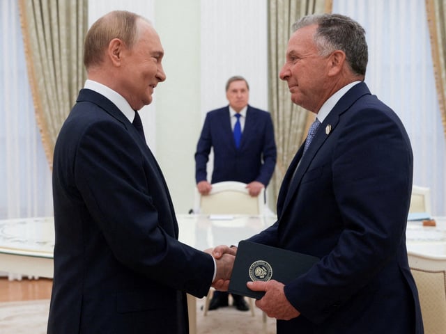 Russian President Vladimir Putin welcomes U.S. President Donald Trump's envoy Steve Witkoff during a meeting in Moscow, Russia August 6, 2025. Sputnik/Gavriil Grigorov/Pool via REUTERS ATTENTION EDITORS - THIS IMAGE WAS PROVIDED BY A THIRD PARTY.     TPX IMAGES OF THE DAY