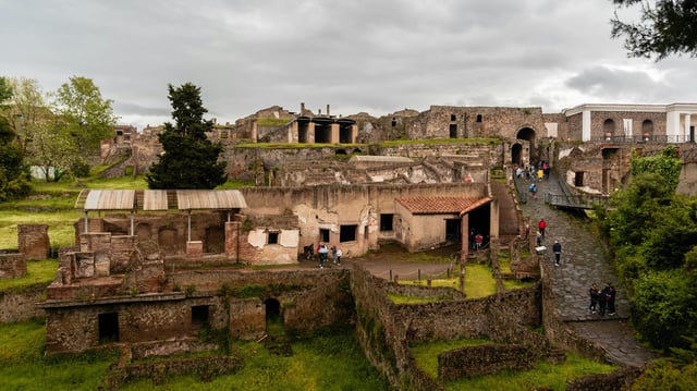Tras la erupción del volcán pocas personas lograron escapar del desastre y gran parte de la población de Pompeya quedó bajo los escombros