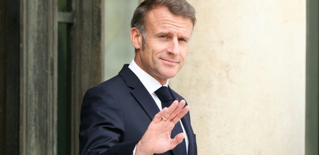 Le président Emmanuel Macron sur le perron de l'Elysée, le 23 juillet 2025 à Paris