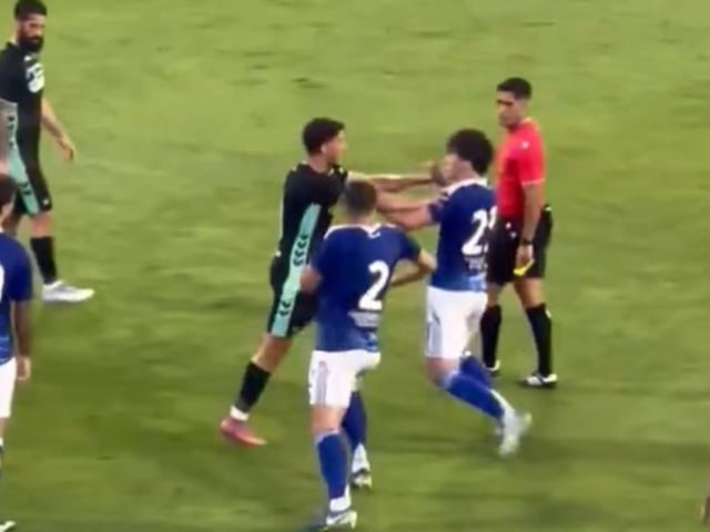 El argentino Máximo Perrone, a las piñas en un amistoso del Como de Italia contra Betis de España.