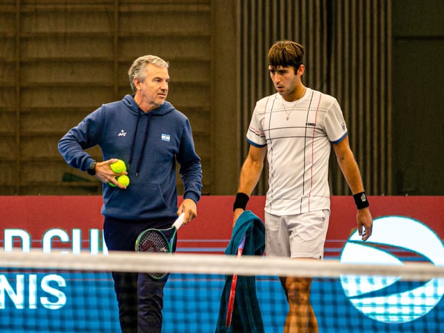 Javier Frana y Tomás Martín Etcheverry conversan durante entrenamientos de la Copa Davis; el capitán argentino trabajará con el tenista mientras busca entrenador