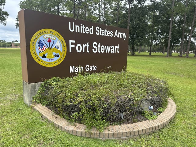 Entrada principal de Fort Stewart, en Georgia. (AP Photo/Russ Bynum)
