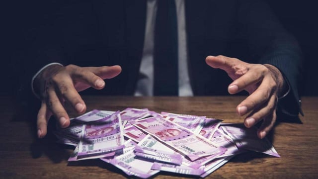 SI held for asking bribe; constable flees with bribe amount