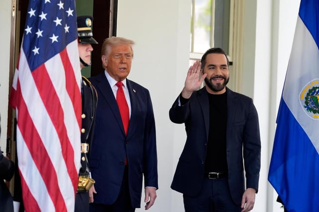 ARCHIVO - El presidente de EEUU, Donald Trump, recibe al presidente de El Salvador, Nayib Bukele, en la Casa Blanca, en Washington, el 14 de abril de 2025. (AP Foto/Alex Brandon, Archivo)