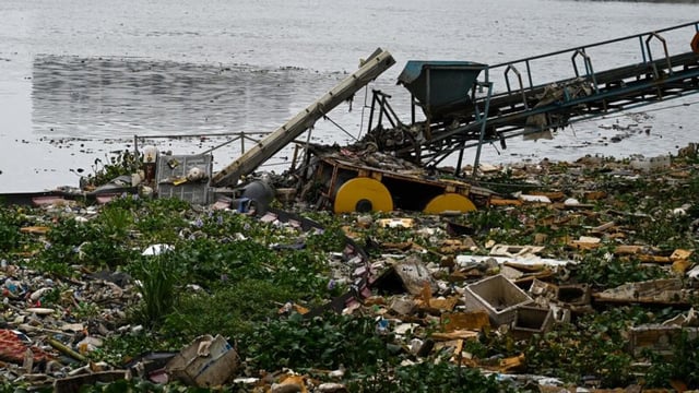 Polluted Mithi River in BKC and Kurla area of Mumbai. (Raju Shinde/ HT Photo)