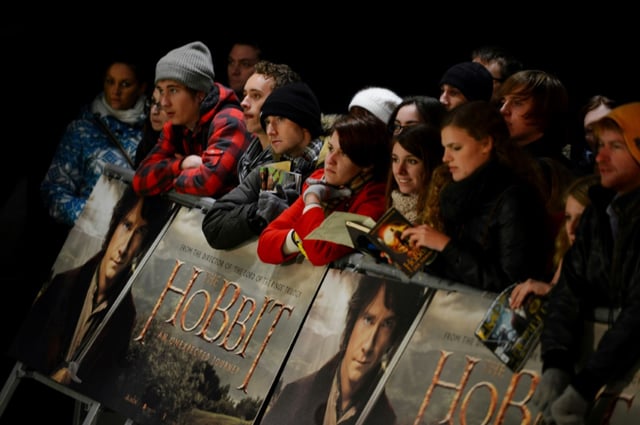 In Großbritannien ist eine seltene Erstausgabe von J.R.R. Tolkiens Erzählung "Der kleine Hobbit" versteigert worden. Ein britischer Sammler bot am Mittwoch 43.000 Pfund (rund 49.000 Euro) für das Buch und erhielt den Zuschlag.