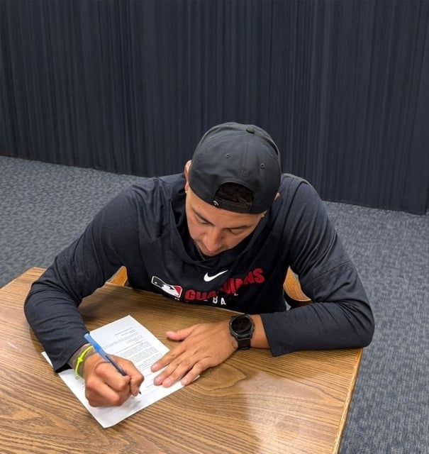 New Lotte Giants pitcher Vince Velasquez signs his contract with the Korea Baseball Organization club, in this photo provided by the Giants on Aug. 7, 2025. (PHOTO NOT FOR SALE) (Yonhap)