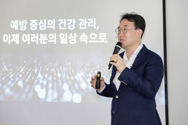 Samsung Electronics Co. Vice President Choi Jong-min speaks during a briefing in Seoul on Aug. 7, 2025, in this photo provided by the company. (PHOTO NOT FOR SALE) (Yonhap)