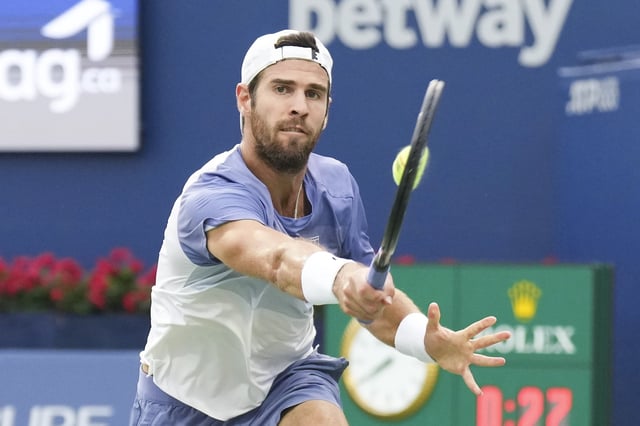 En una gran imagen, la bola se hunde en la raqueta de Karen Khachanov; el ruso doblegó a Alexander Zverev y va por el título en Toronto (Chris Young/The Canadian Press via AP)