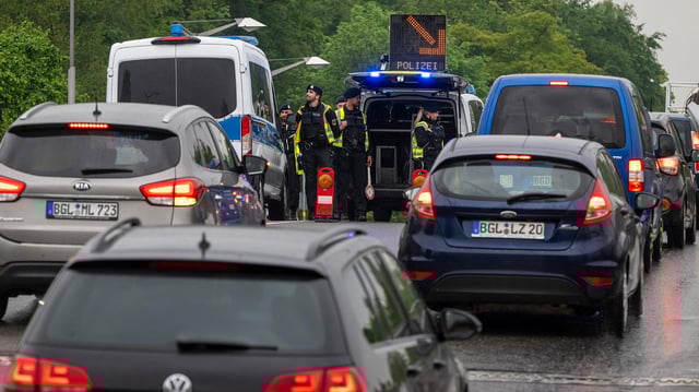 Bundespolizisten kontrollieren am Grenzübergang zwischen dem Ort Freilassing (Deutschland) und der Stadt Salzburg (Österreich) die Einreise. 