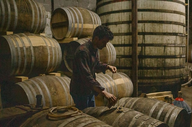 Jusqu’ici, les spiritueux européens entrant aux Etats-Unis n’étaient pas taxés, à présent ils le seront de 15 %. Ici, l'entreprise familiale à Houlette, en Charente, le 9 avril 2025.