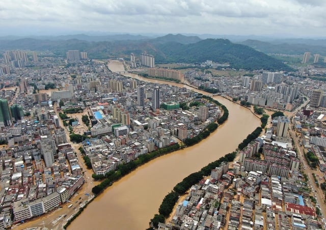 En esta fotografía difundida por la agencia noticiosa Xinhua, inundaciones se extienden a partir de un río tras días de intensas lluvias, el 19 de junio de 2025, en el condado Huaiji, provincia de Guangdong, en el sur de China. (Deng Hua/Xinhua vía AP)