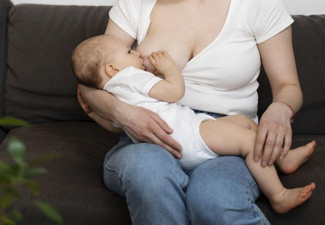 Una madre dando de comer a su hijo. |  FdV