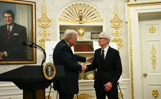 Le président américain Donald Trump serre la main de Tim Cook, le patron du géant électronique Apple, le 6 août 2025 à Washington