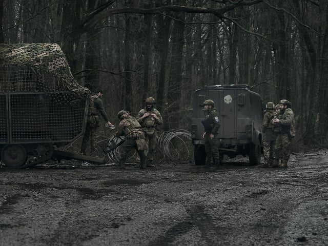 Vorbereitung zum Einmarsch in Infanteriestellungen am 4. April 2025 in der Region Sumy, Ukraine.

