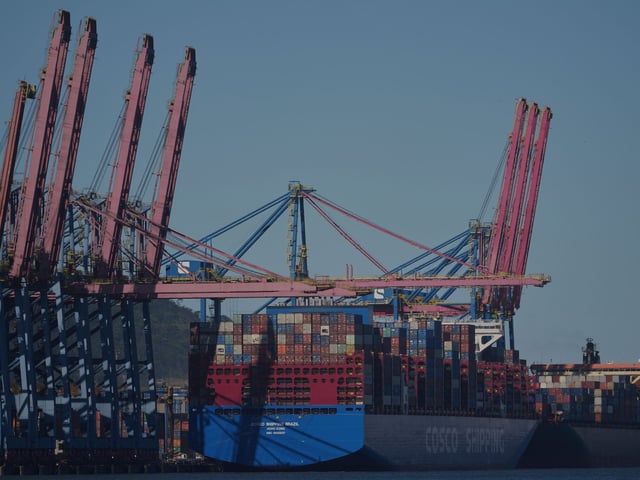  Brasilien, Santos: Im Hafen von Santos wird Fracht auf ein Containerschiff geladen.