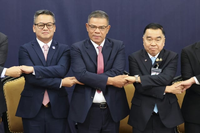 Thai Deputy Defence Minister Nattaphon Narkphanit (R) and Cambodian Defence Minister General Tea Seiha (L) formalised a ceasefire on Thursday
