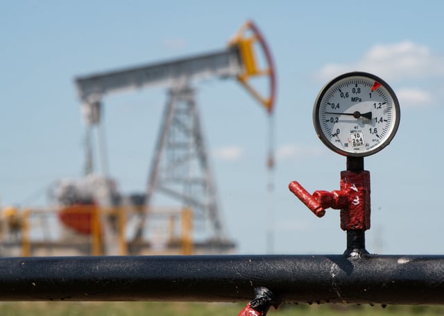 A view shows a pressure gauge near oil pump jacks outside Almetyevsk, in the Republic of Tatarstan, Russia July 14, 2025. REUTERS/Stringer/File Photo