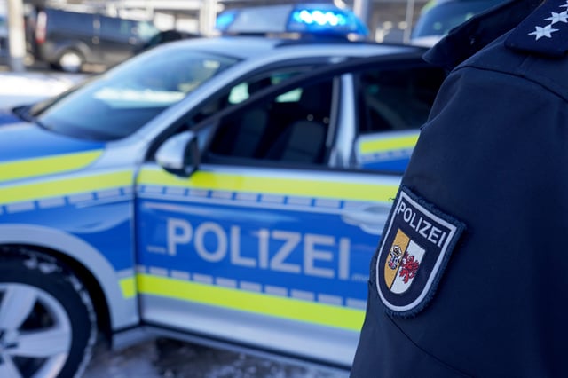 60 Einsatzkräfte der Polizei waren bei der Razzia im Einsatz. (Symbolbild)