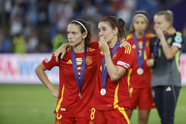 Las jugadoras de la selección española, Aitana Bonmatíy Mariona Caldentey, tras recibir la medalla de subcampeonas de la final de la Eurocopa Femenina 2025.