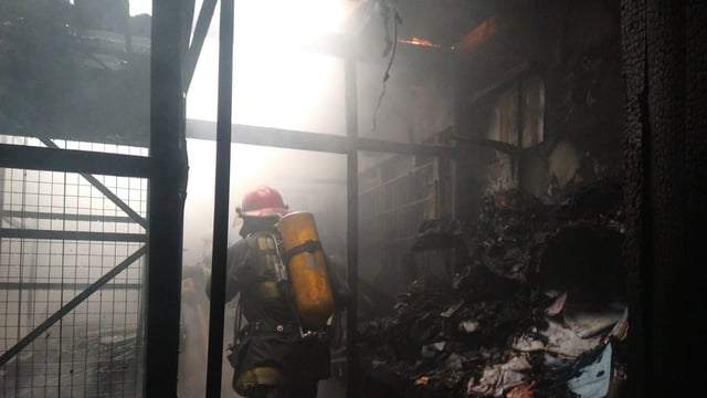 Un voraz incendio se desató esta mañana en el barrio Grilli de Guaymallén, afectando a dos viviendas