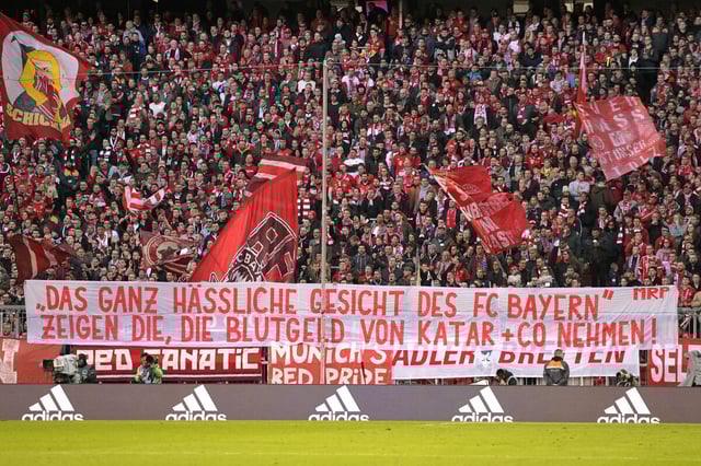 Ein riesiges Banner wird auf der Fankurve des FC Bayern München ausgebreitet, mit klarer Kritik gegen Sponsoring aus Katar und weiteren Golfstaaten