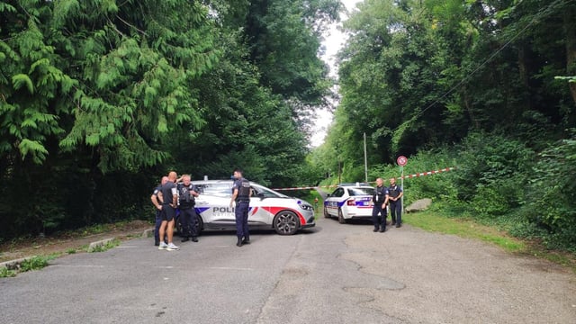 Les policiers ont bloqué l’accès au parc de Pont-de-Metz (Somme), lundi 4 août 2025.