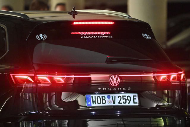 Randmotiv:VOLKSWAGEN Mobilitaetsservice,VW,Fahrservice,Touareg, Fussball / 82. DFB Pokal Finale 2025 / Arminia Bielefeld - VfB Stuttgart 2-4 am 24.05.2025., Olympiastadion in Berlin ##DFL / DFB regulations prohibit any use of photographs as image sequences and/ or quasi-video## ?