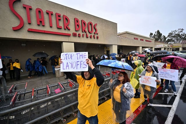 Food 4 Less employee Victor Rosas pickets in front of Stater Bros Market in Costa Mesa, CA, on Wednesday, March 5, 2025. UFCW Local 324 was picketing multiple locations after Stater Bros laid off 63 courtesy clerks across four stores. (Photo by Jeff Gritchen, Orange County Register/SCNG)