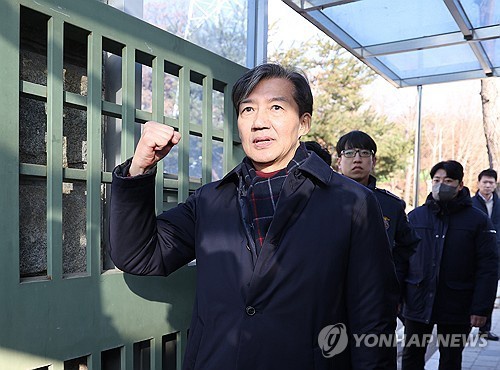 This file photo shows Cho Kuk, former leader of the minor Rebuilding Korea Party, posing as he arrives at Seoul Detention Center in Uiwang, south of Seoul, on Dec. 16, 2024. (Yonhap)