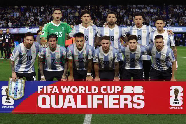 Lautaro Martínez y Alexis Mac Allister, en la formación inicial de un encuentro de la selección nacional; son los únicos dos futbolistas de campo argentinos nominados al Balón de Oro